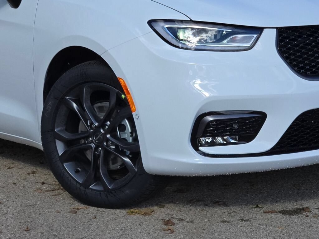 New 2026 Chrysler Pacifica Select FWD image 3