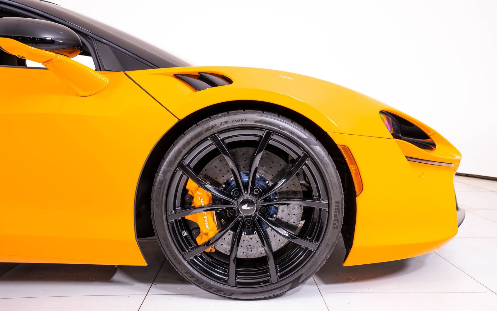 Used 2024 McLaren Artura RWD image 18