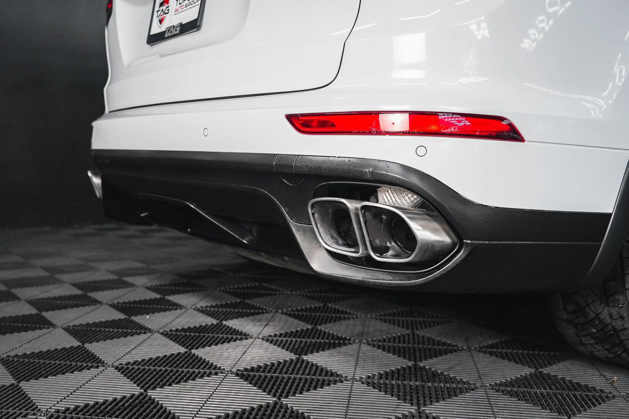 Used 2015 Porsche Cayenne Turbo image 23