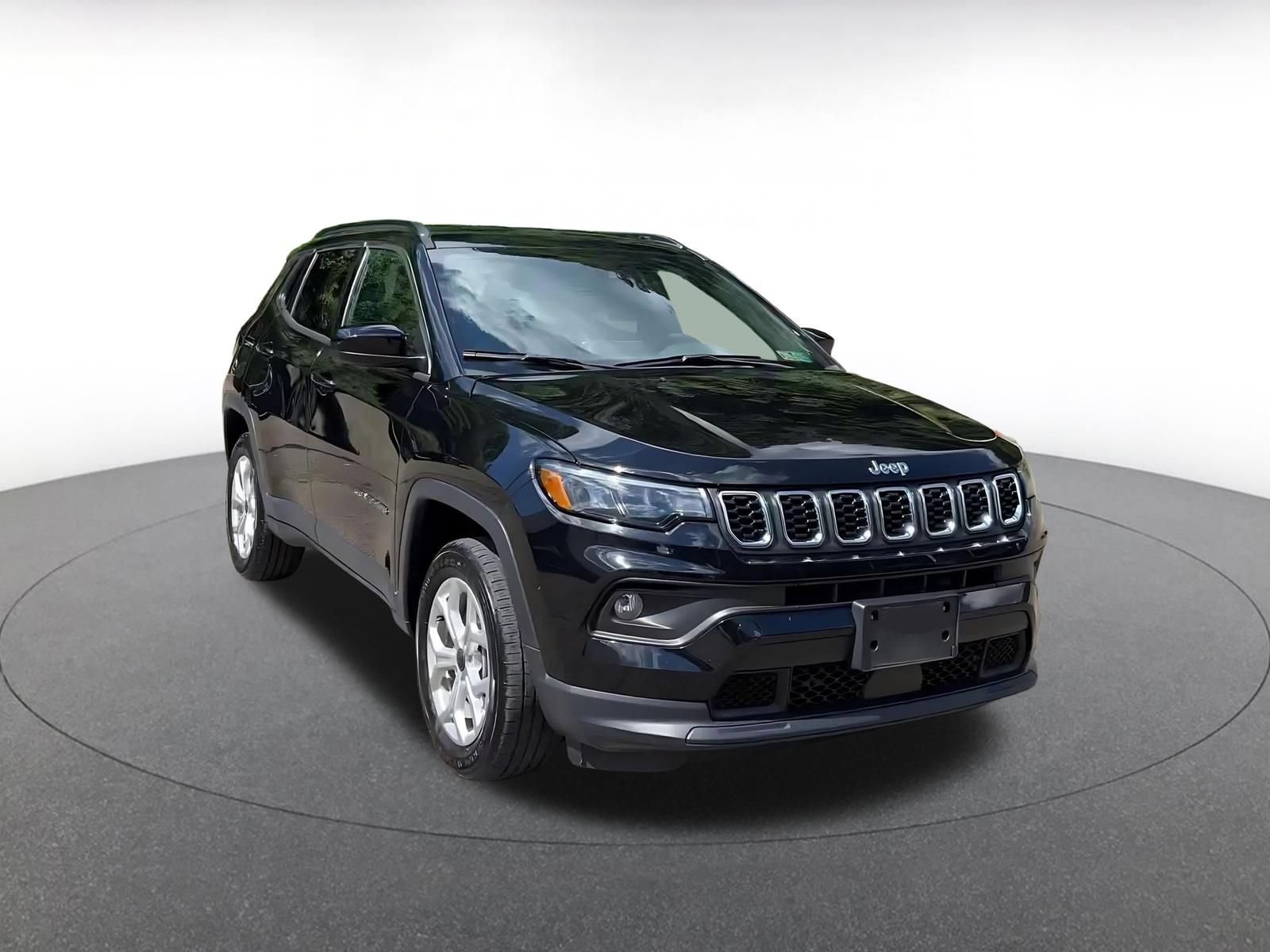 Used 2025 Jeep Compass Latitude AWD/4WD image 3