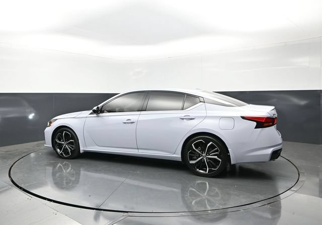 Used 2023 Nissan Altima 2.5 SR FWD image 2