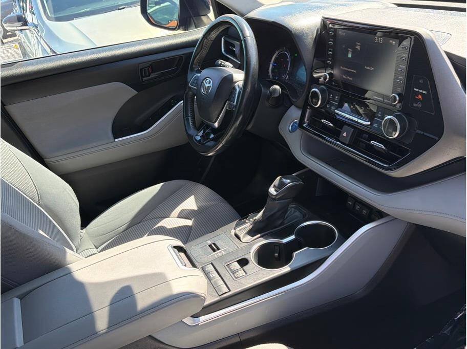 Used 2020 Toyota Highlander LE FWD image 6