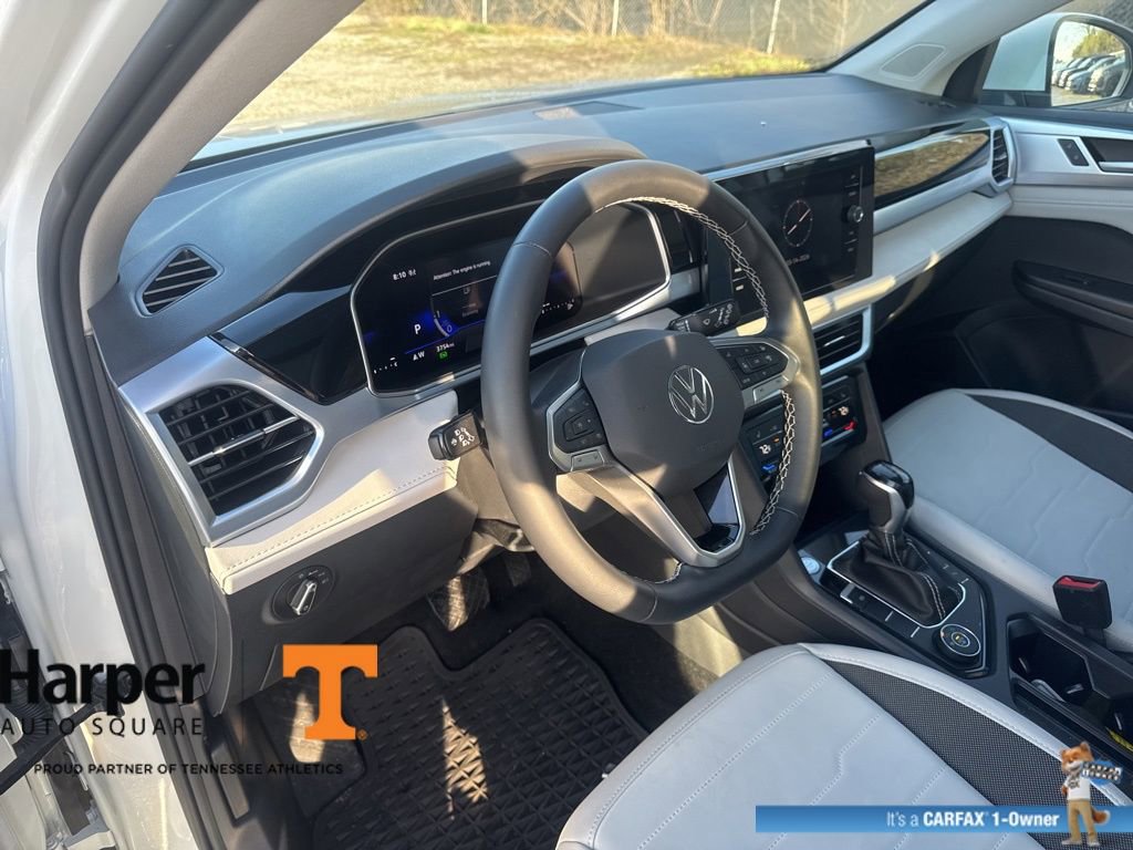 Used 2025 Volkswagen Taos SE w/ Panoramic Sunroof Package image 11