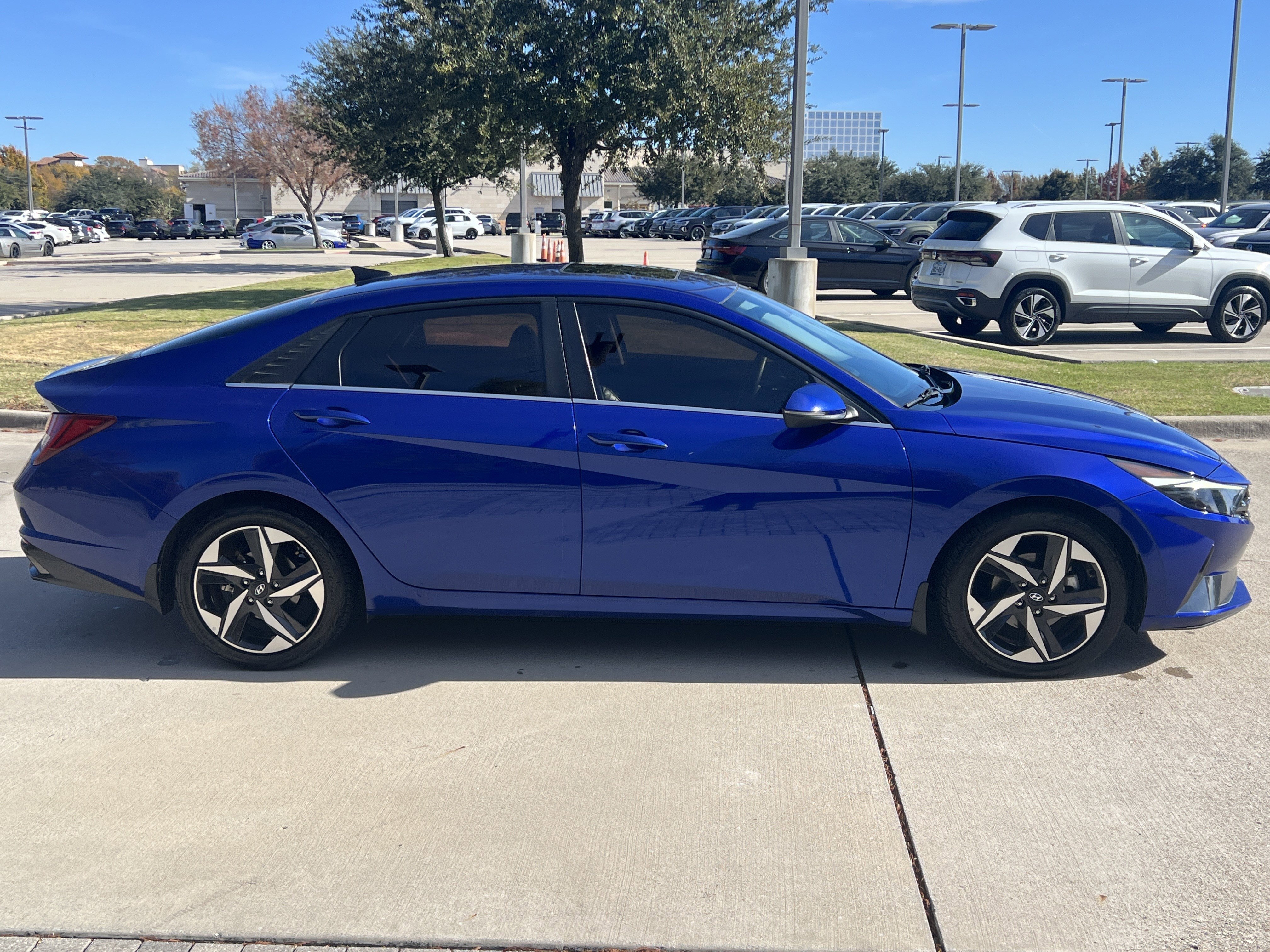 Used 2022 Hyundai Elantra Limited image 11