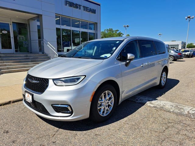 Used 2023 Chrysler Pacifica Touring-L FWD image 2