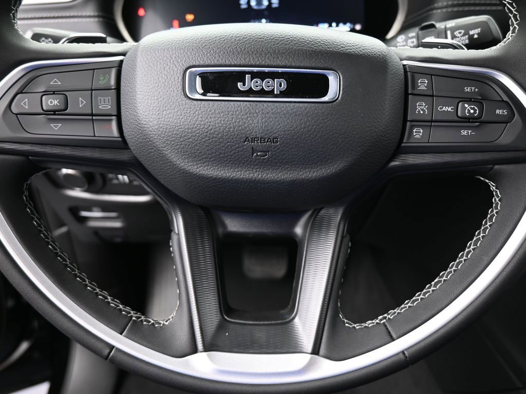 Used 2025 Jeep Grand Cherokee Laredo image 25