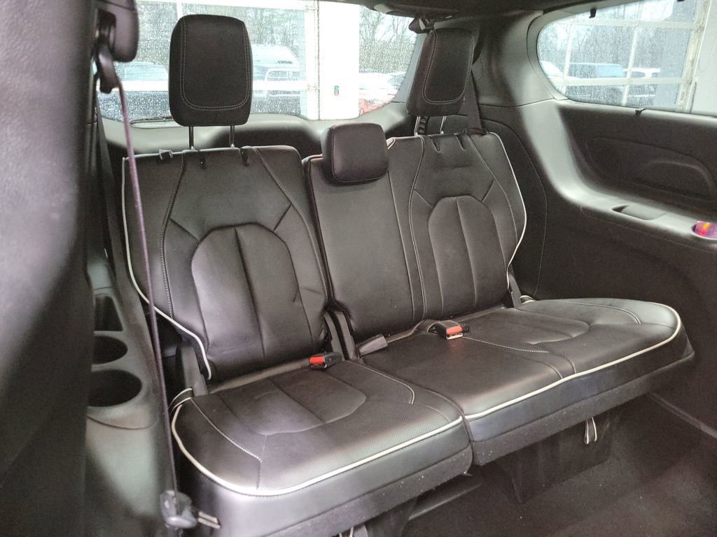 Used 2025 Chrysler Pacifica Limited image 18