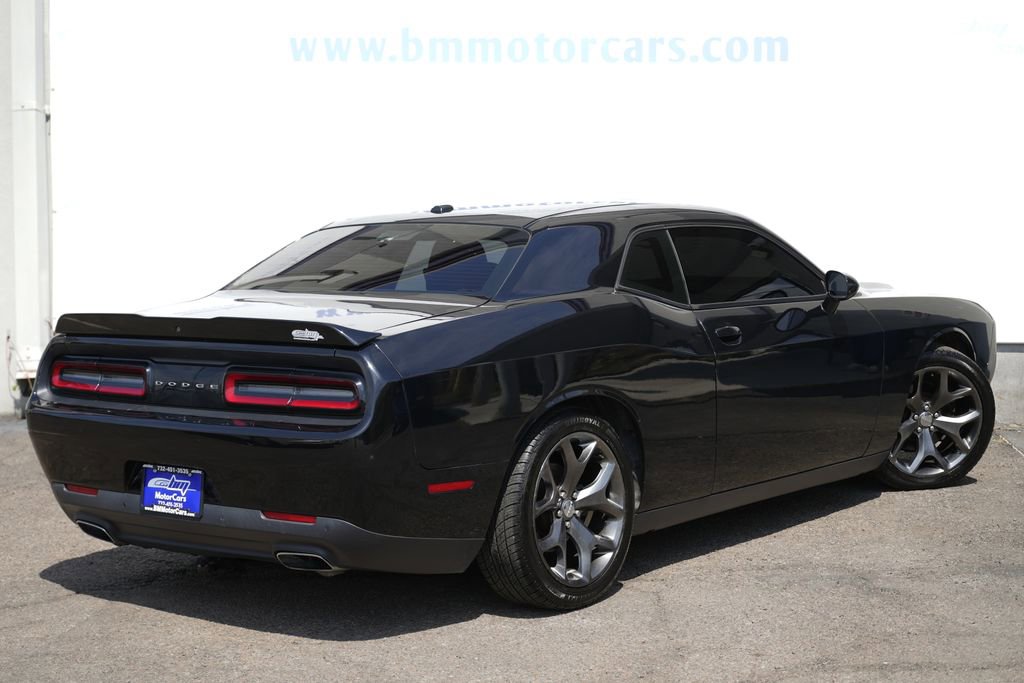 Used 2015 Dodge Challenger SXT image 3