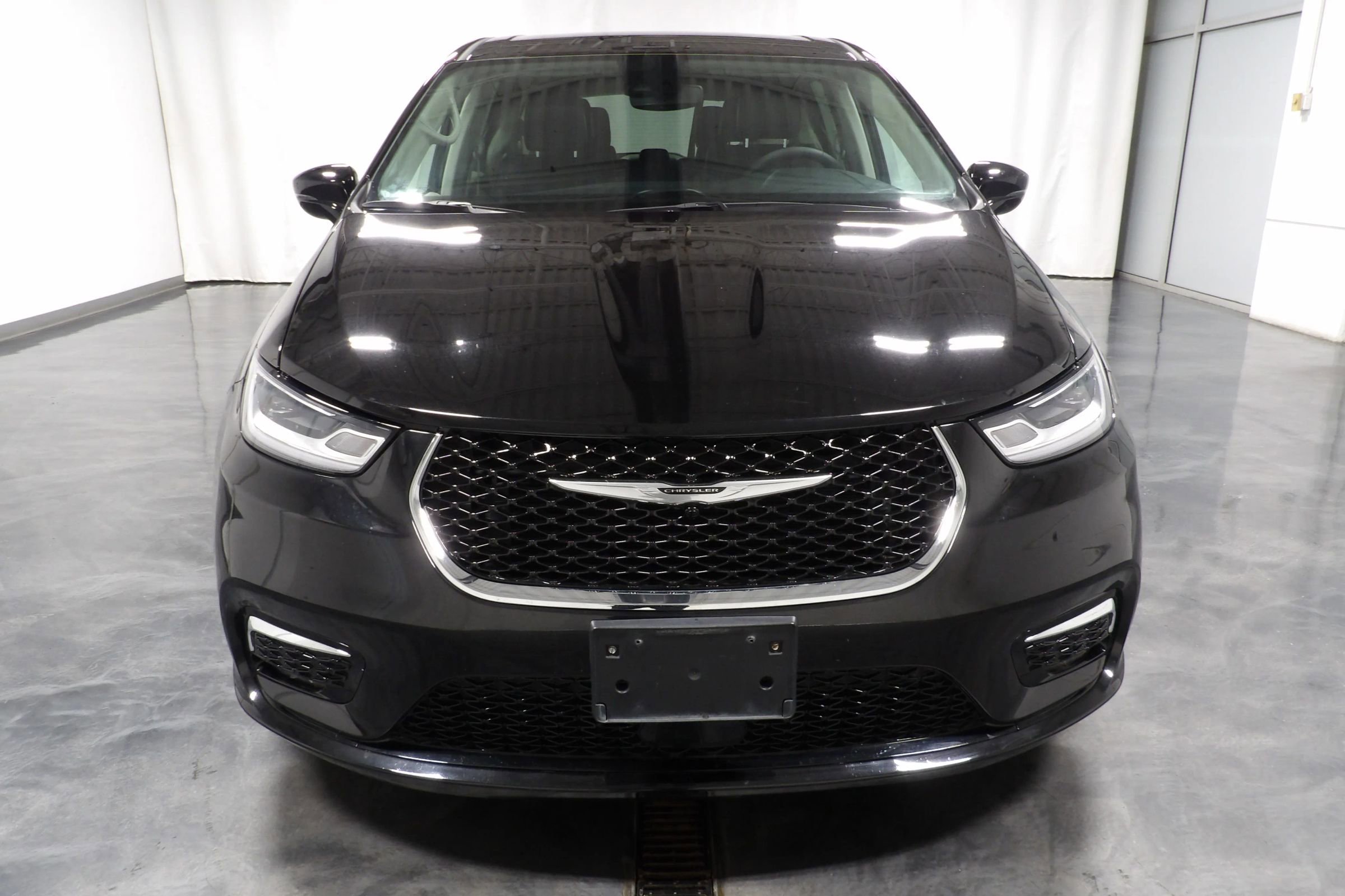 Used 2024 Chrysler Pacifica Limited image 5