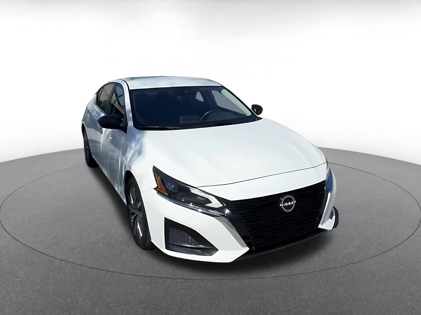 Used 2025 Nissan Altima 2.5 SV FWD image 3