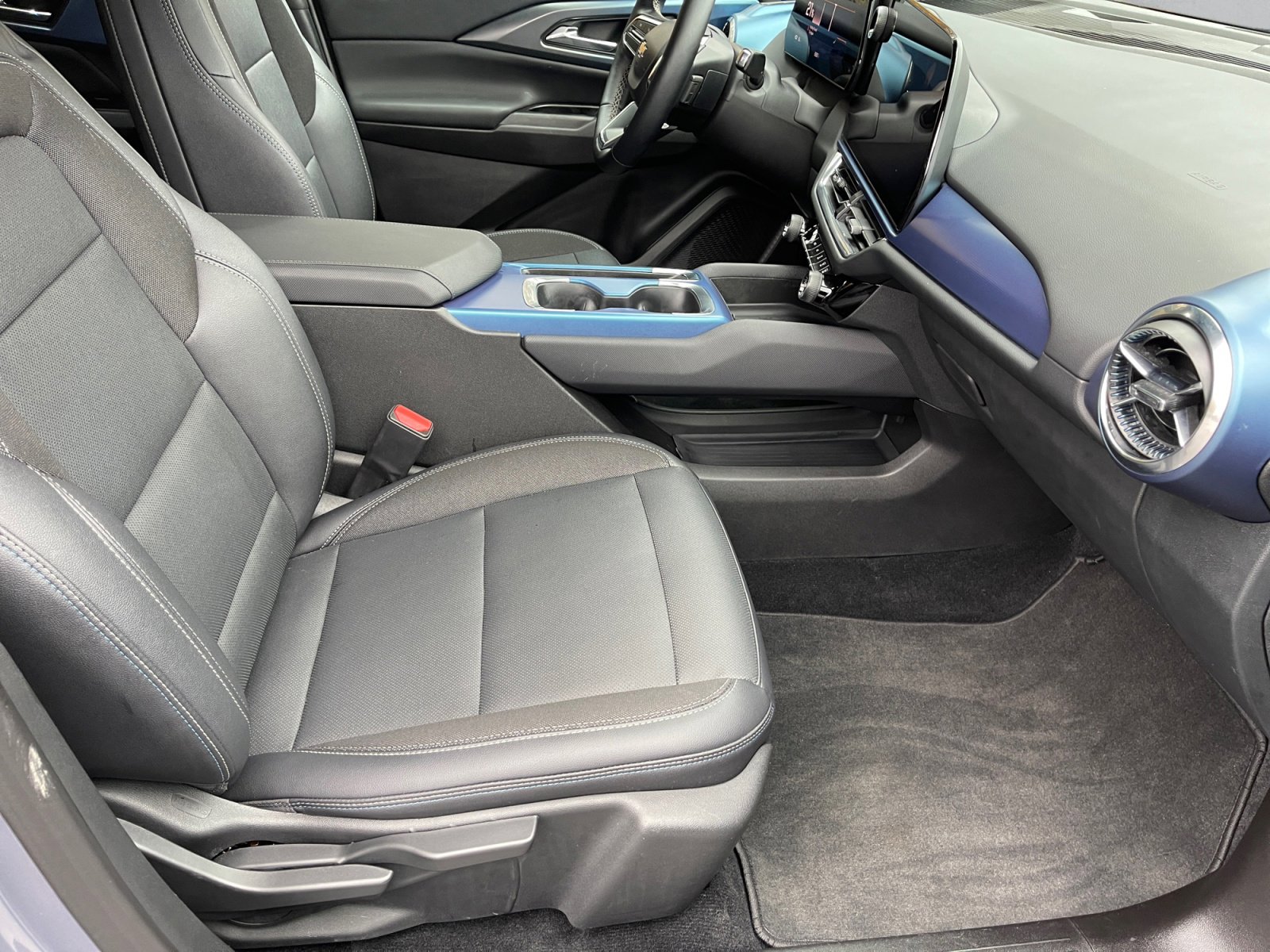 Used 2025 Chevrolet Equinox EV LT w/ Convenience Package image 16