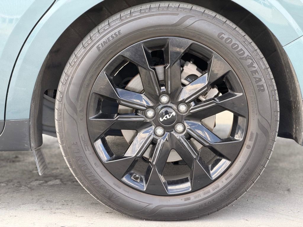 Used 2023 Kia Carnival SX Prestige FWD image 2