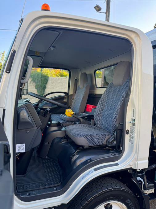 Used 2024 Isuzu NPR image 38