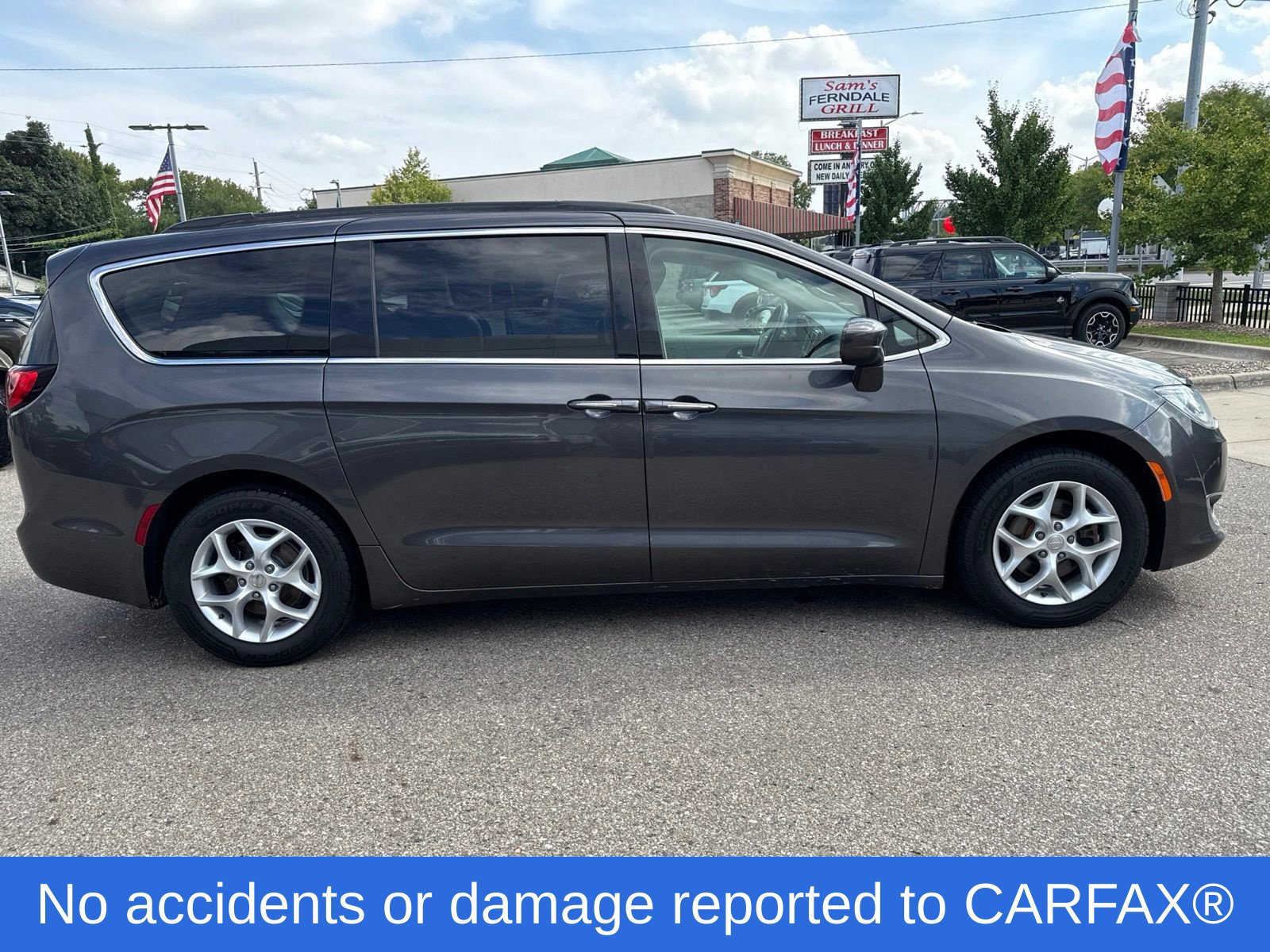 Used 2018 Chrysler Pacifica Touring Plus w/ Tire & Wheel Group FWD image 2