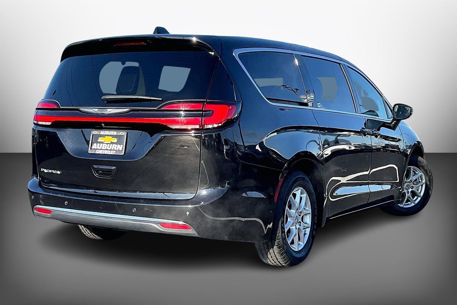 Used 2024 Chrysler Pacifica Touring-L image 11