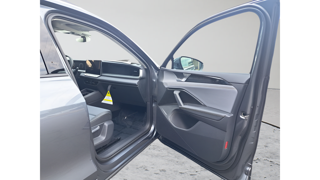 New 2025 Volkswagen Tiguan SE FWD image 12