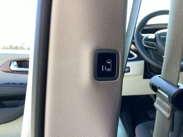 Used 2023 Chrysler Voyager LX image 34