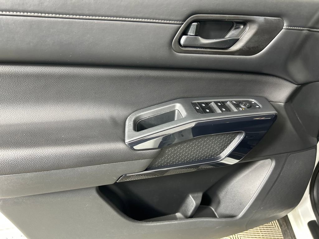 Used 2025 Nissan Pathfinder SV image 11