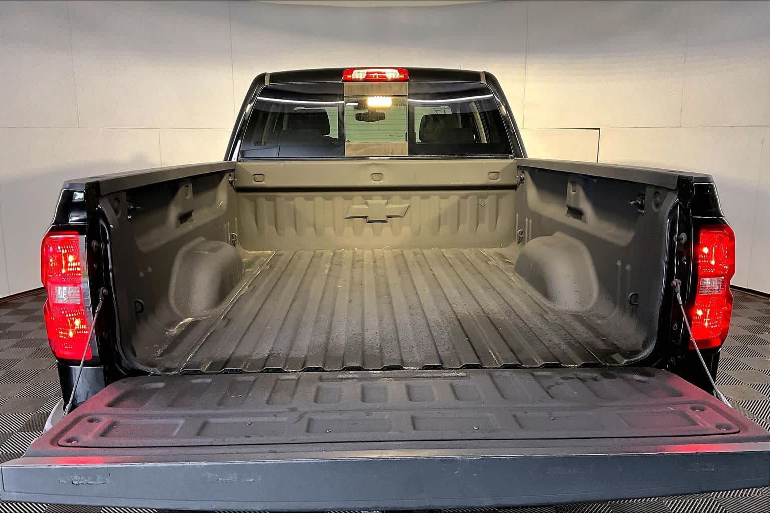 Used 2017 Chevrolet Silverado 1500 LT w/ Midnight Edition AWD/4WD image 36