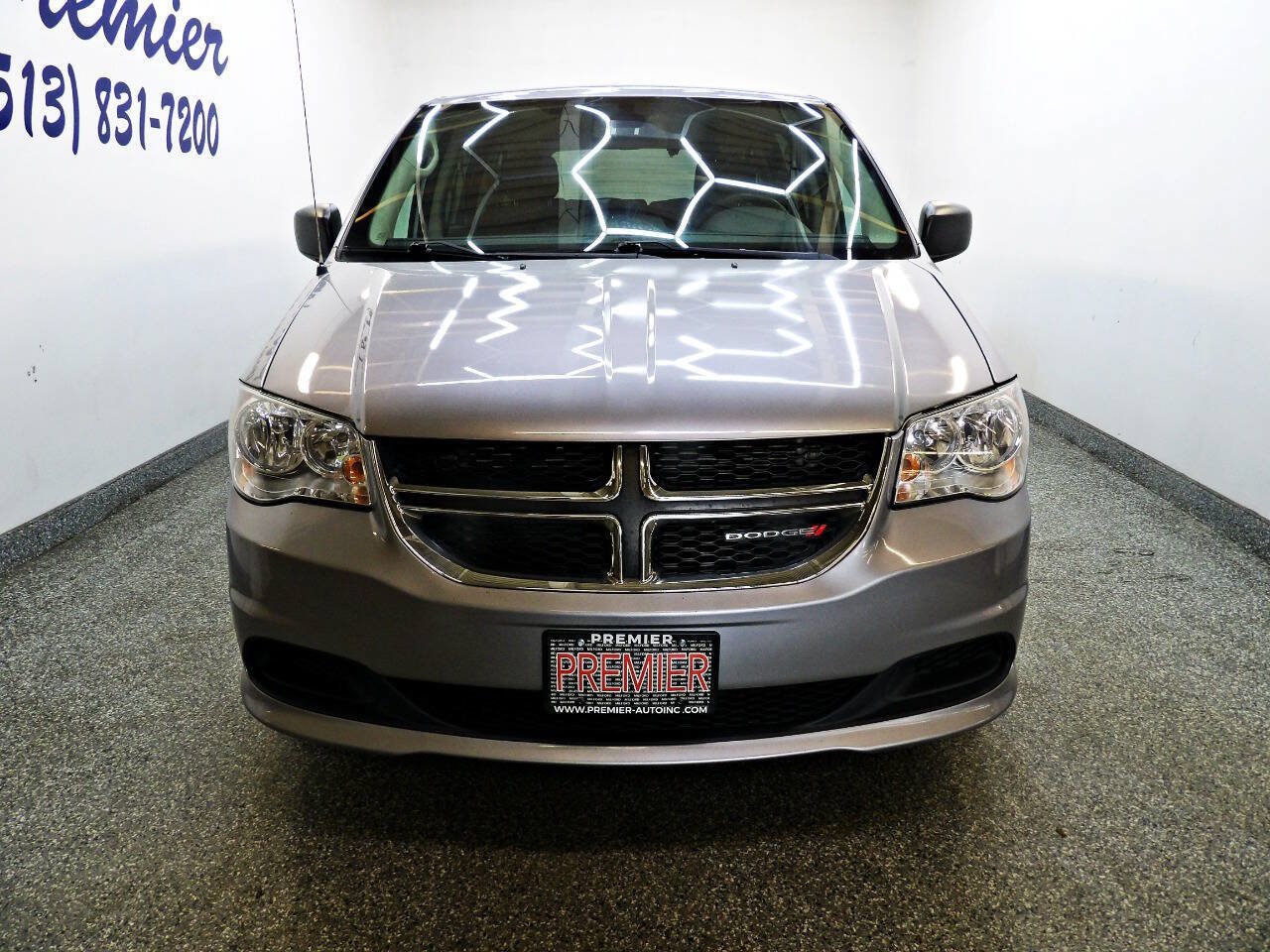Used 2019 Dodge Grand Caravan SE w/ UConnect Hands-Free Group FWD image 2