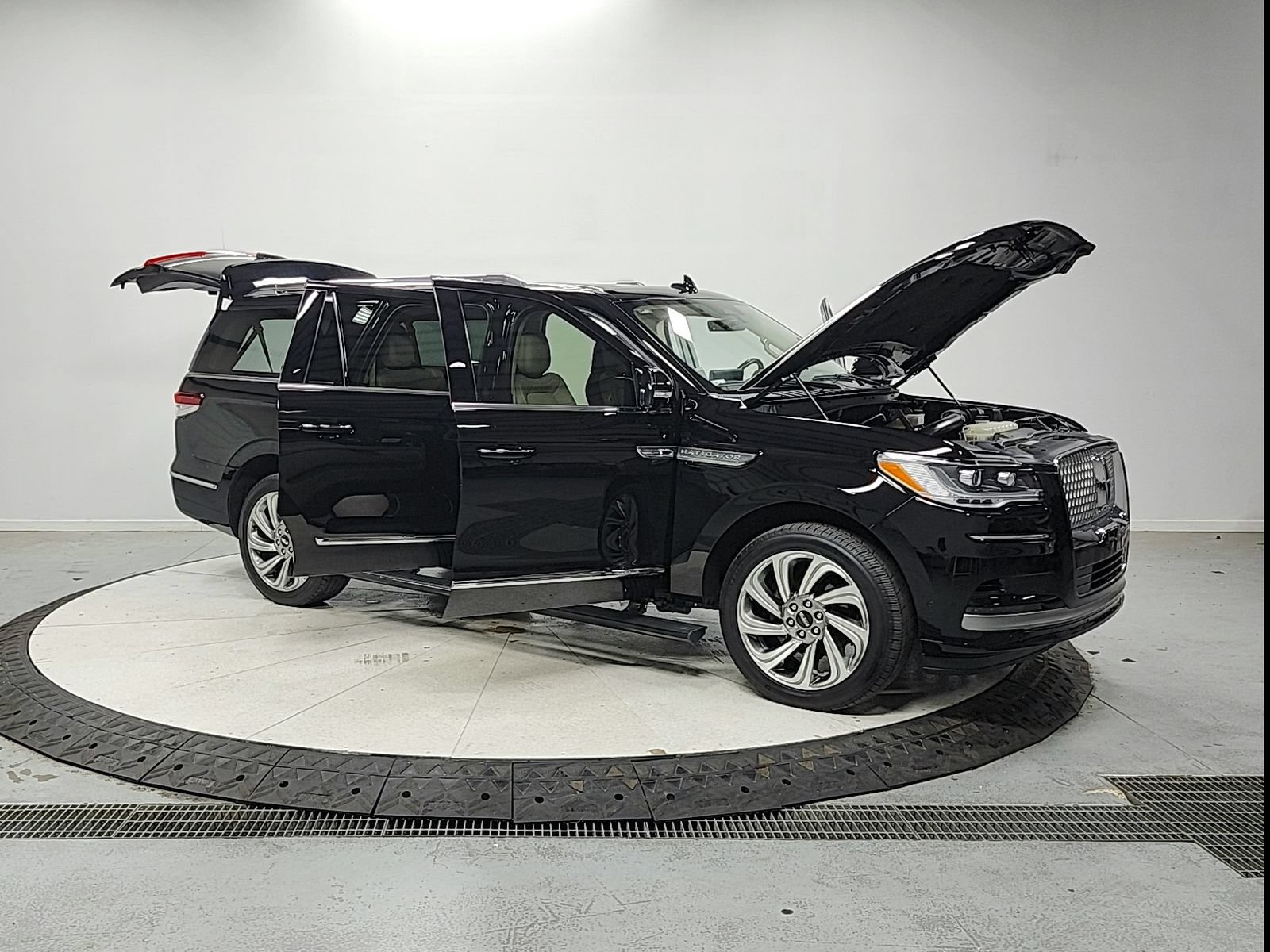 Used 2023 Lincoln Navigator L Reserve AWD/4WD image 10