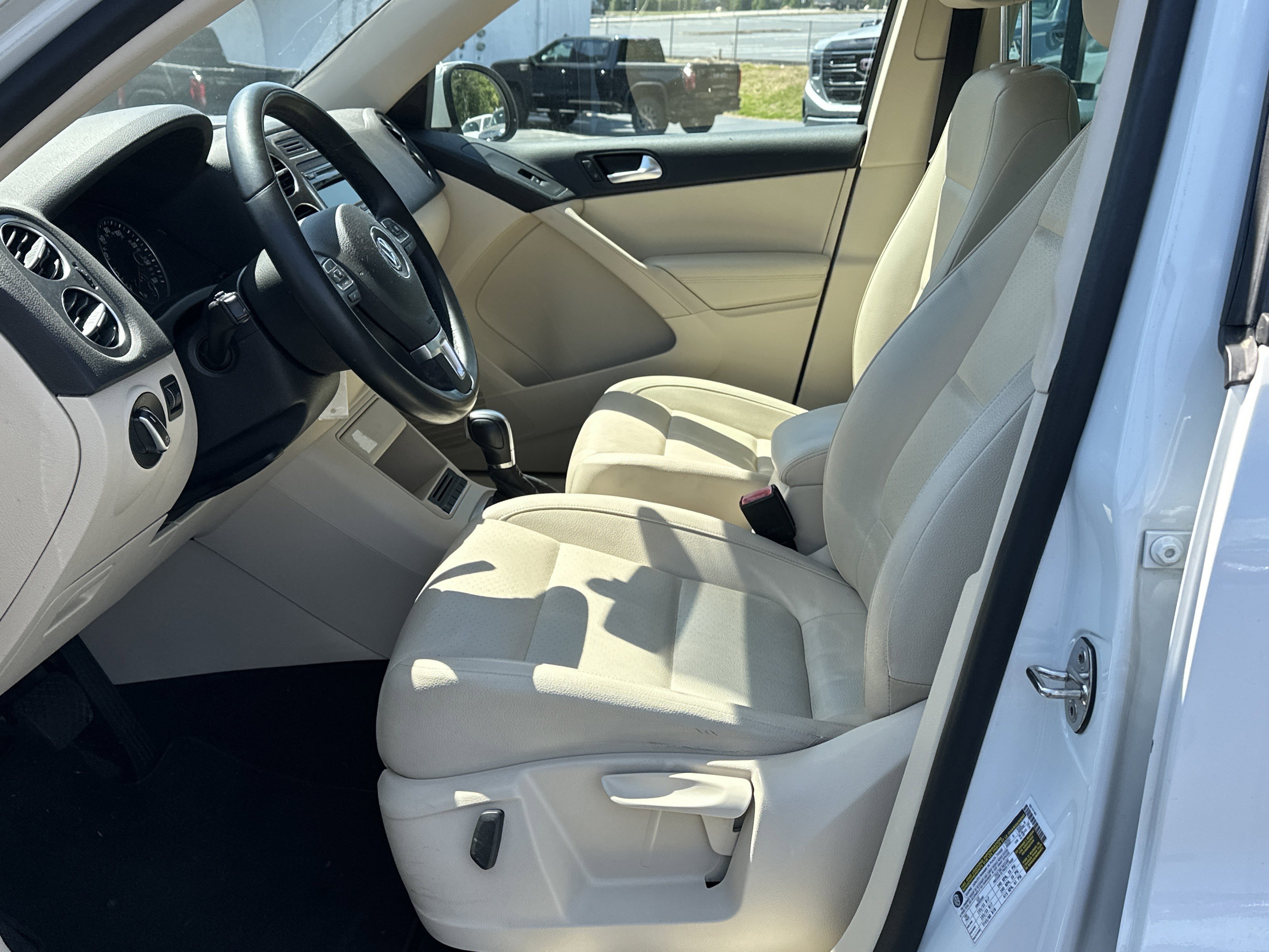 Used 2014 Volkswagen Tiguan S image 9