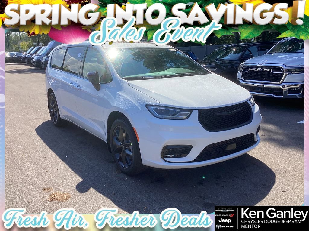 New 2026 Chrysler Pacifica Limited w/ Uconnect Theater Family Group