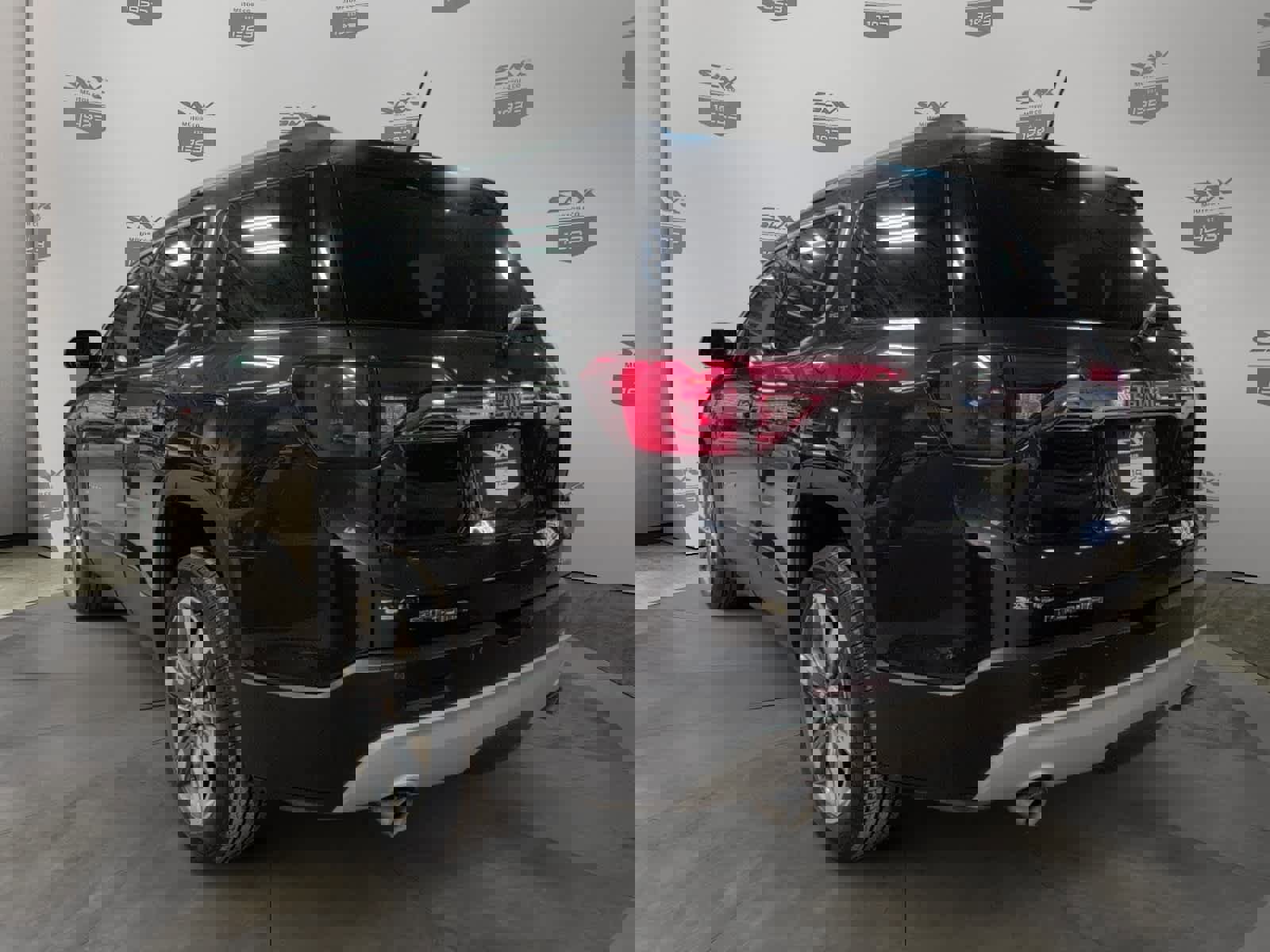 Used 2018 GMC Acadia SLT image 3