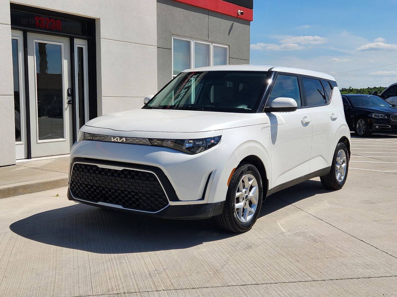 Used 2023 Kia Soul LX w/ LX Technology Package FWD image 2