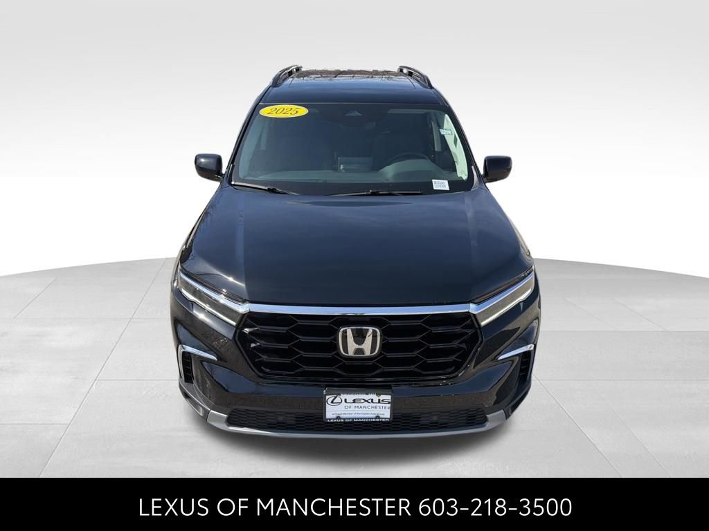 Used 2025 Honda Pilot Touring image 2