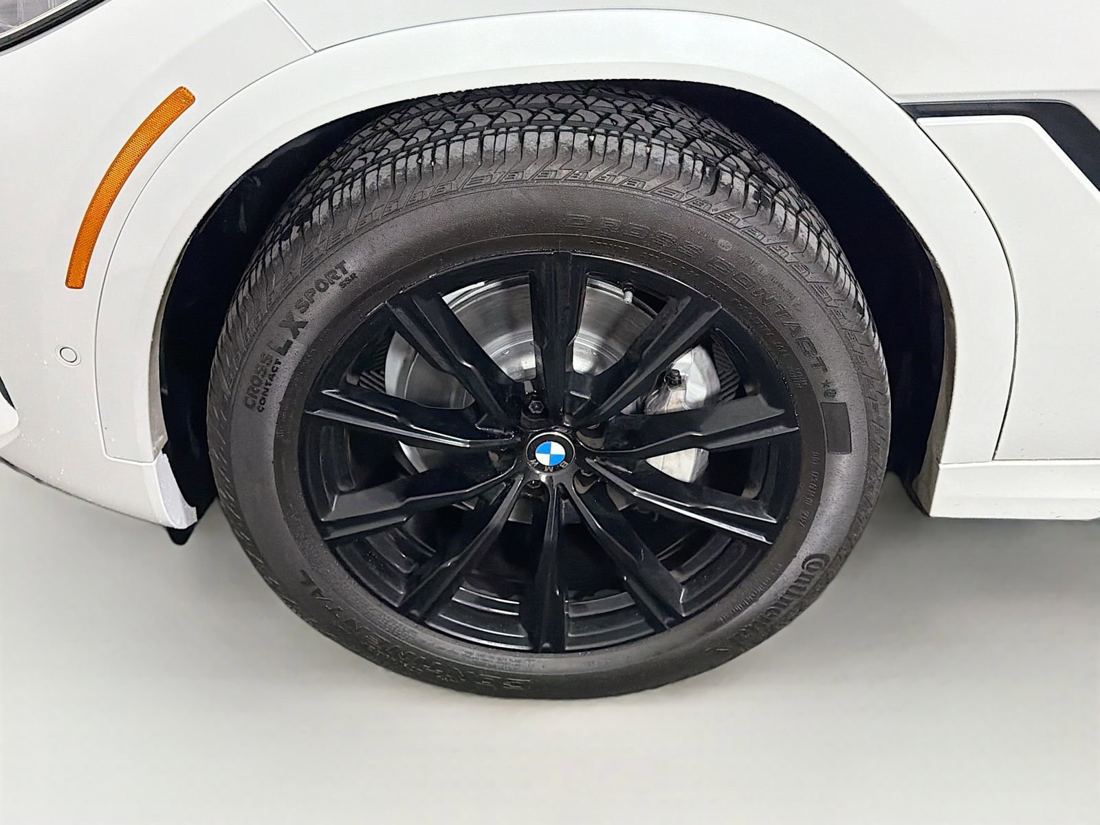 Used 2022 BMW X6 xDrive40i w/ Executive Package image 32