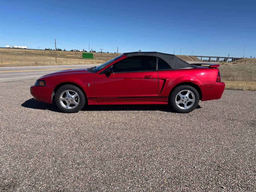 Used 2001 Ford Mustang Convertible RWD image 2