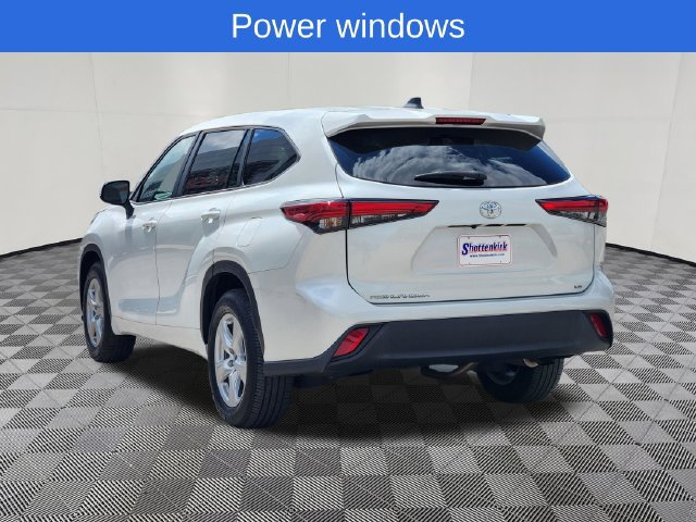 Used 2023 Toyota Highlander LE FWD image 3