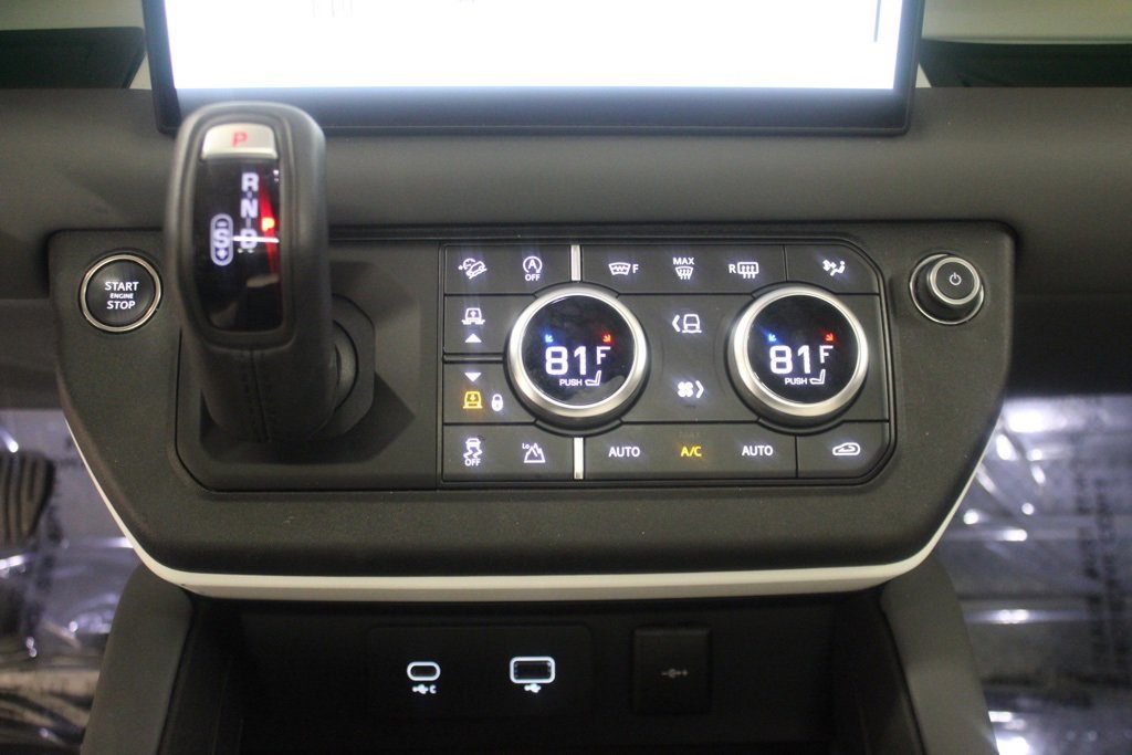 Used 2023 Land Rover Defender 130 SE image 34