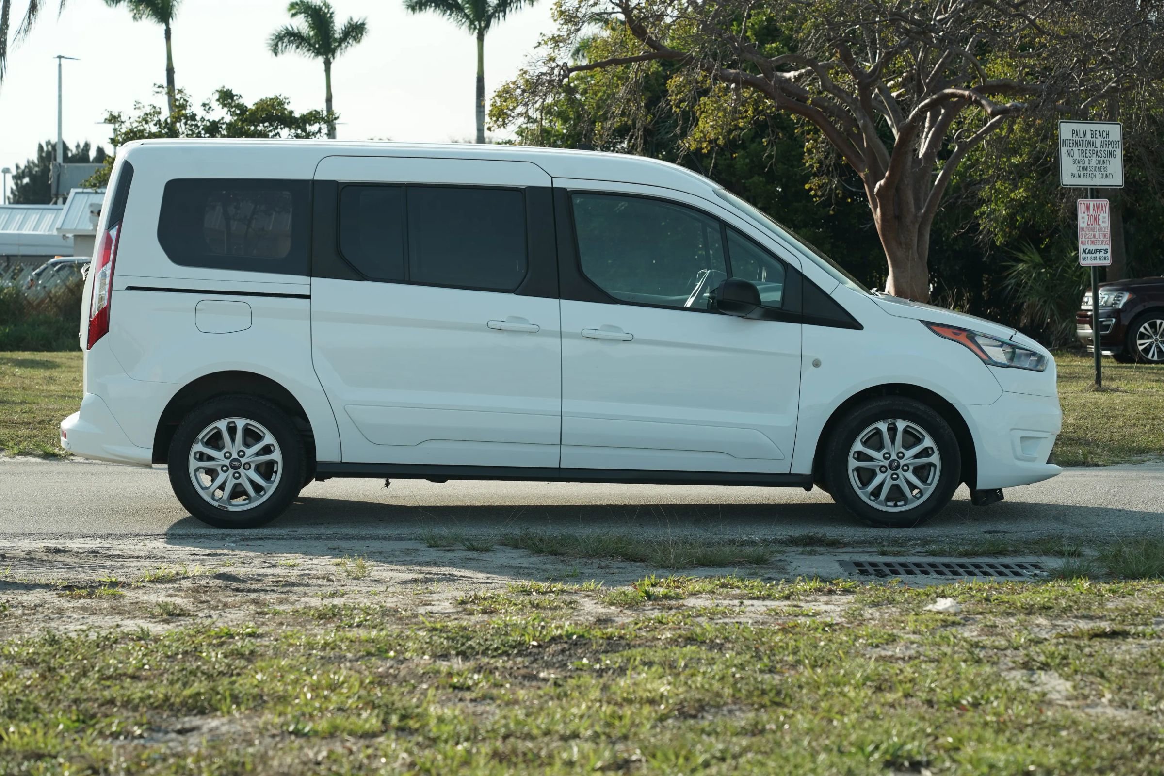 Used 2021 Ford Transit Connect XLT FWD image 5