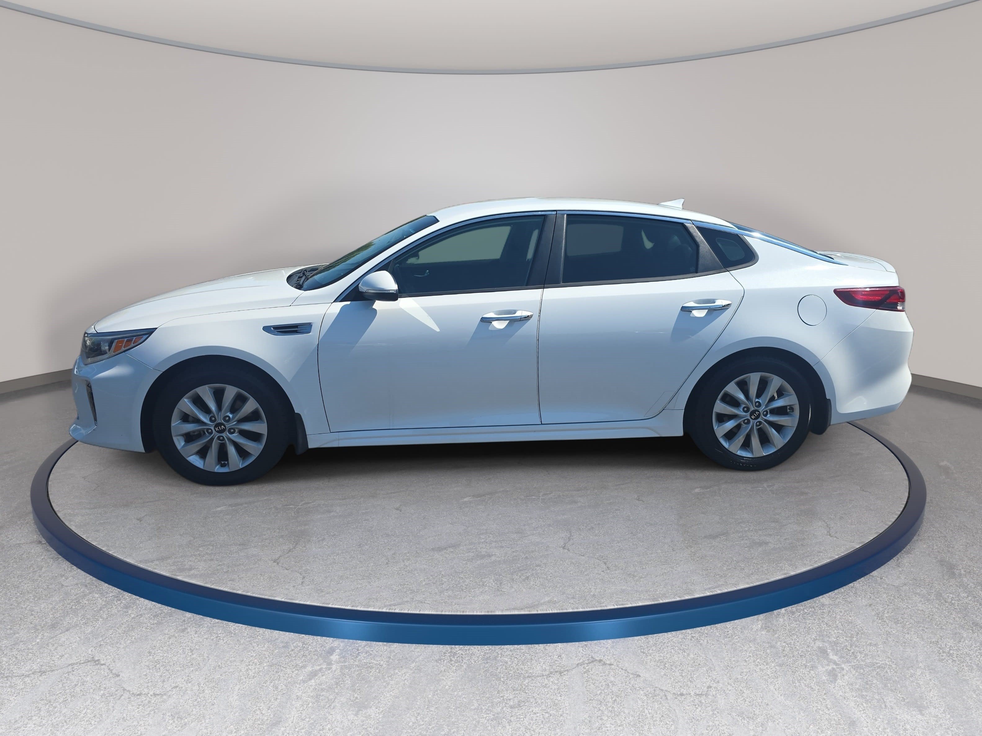 Used 2018 Kia Optima S FWD image 8
