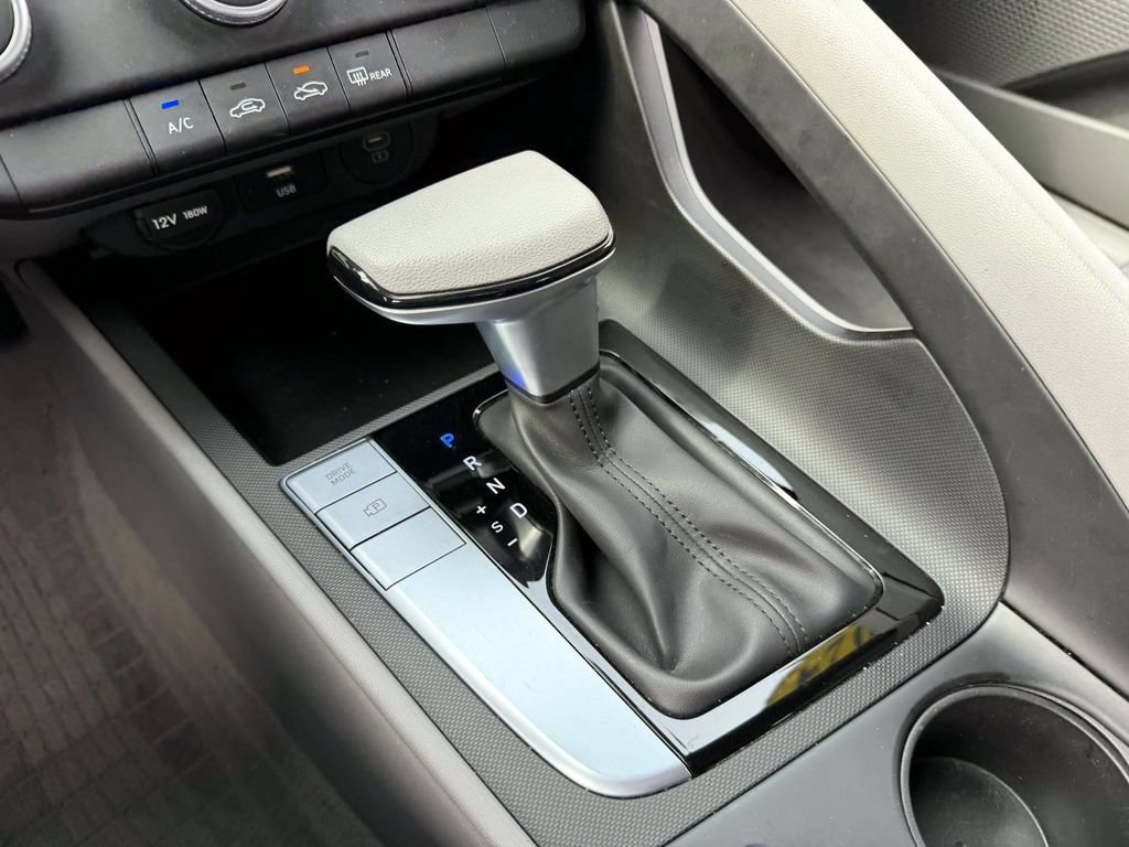 Certified 2024 Hyundai Elantra SE FWD image 33