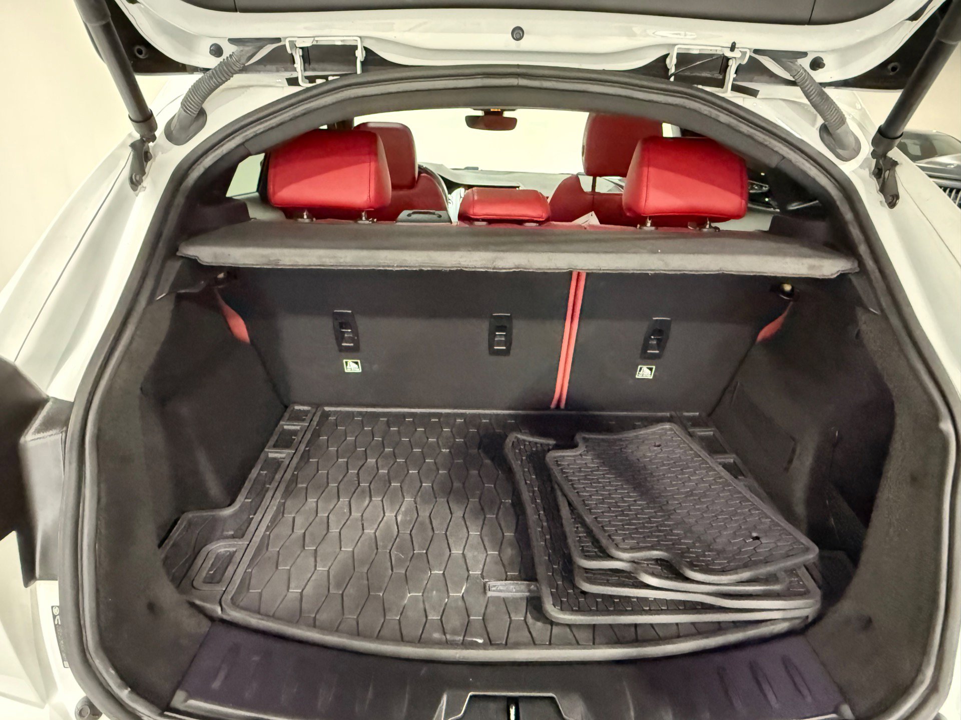 Used 2019 Jaguar E-PACE R-Dynamic SE image 26