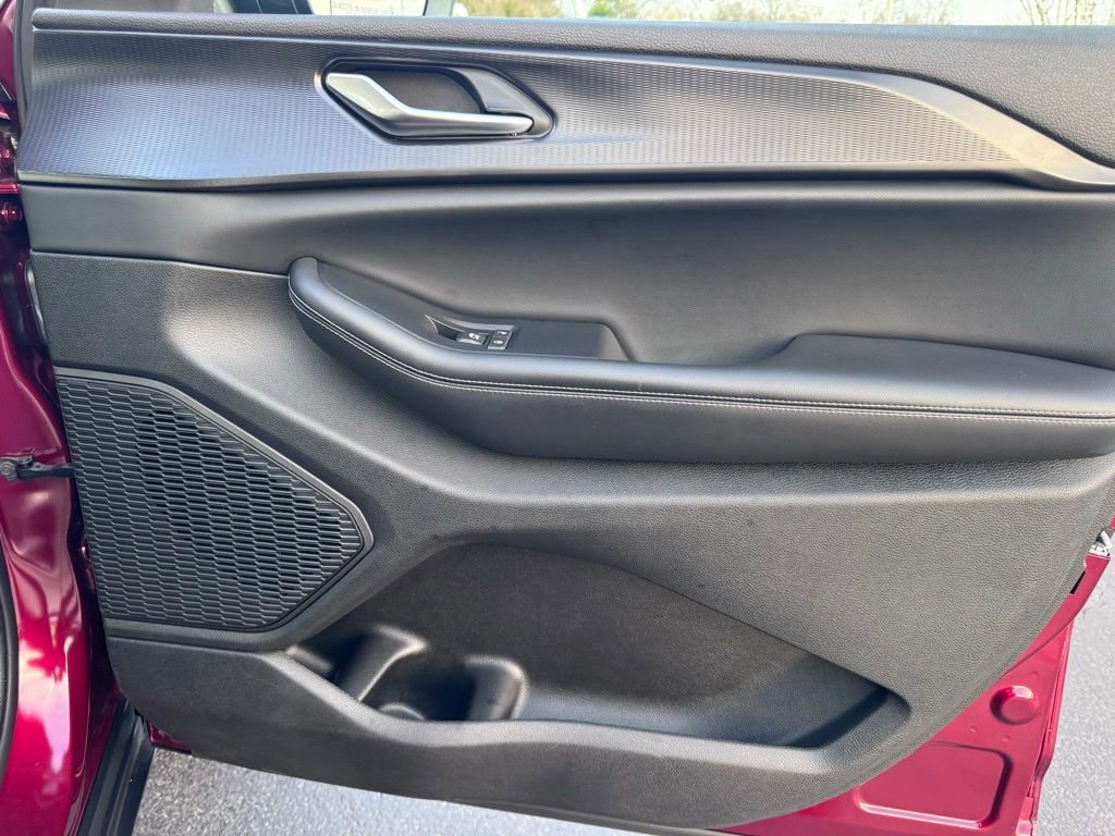 Used 2023 Jeep Grand Cherokee Laredo image 24