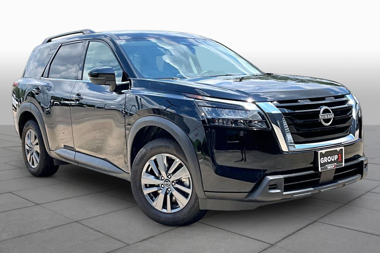 Used 2025 Nissan Pathfinder SV FWD image 3