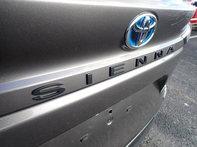 Used 2024 Toyota Sienna XLE image 6