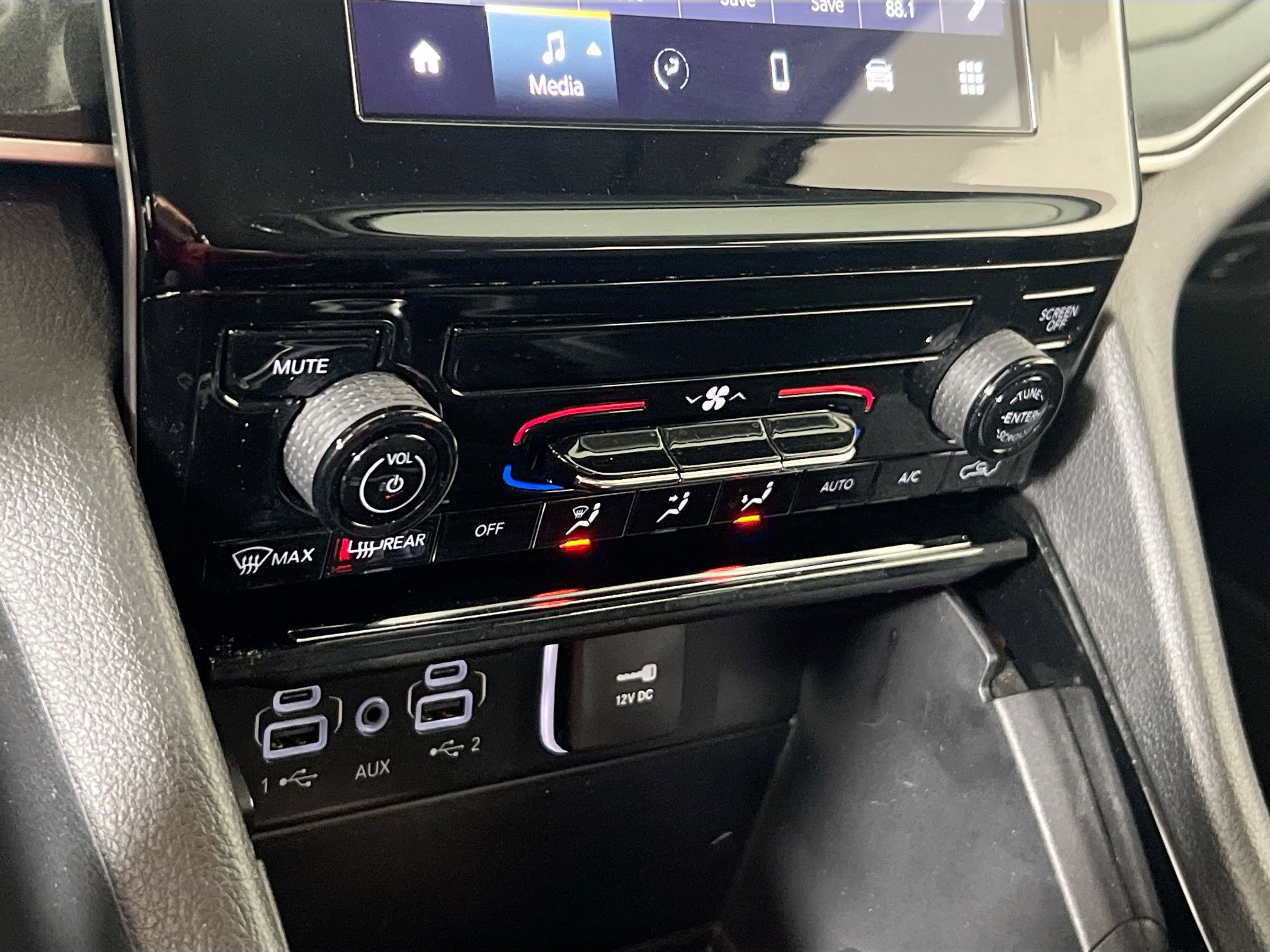 Used 2023 Jeep Grand Cherokee Laredo image 14