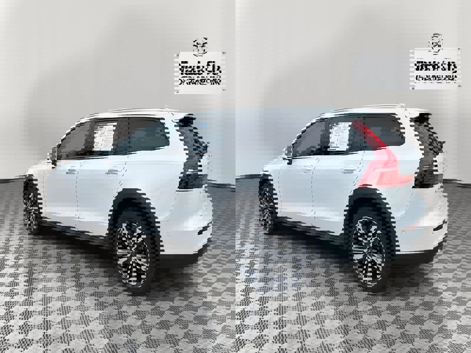 Used 2023 Volvo V60 B5 Cross Country Plus image 5