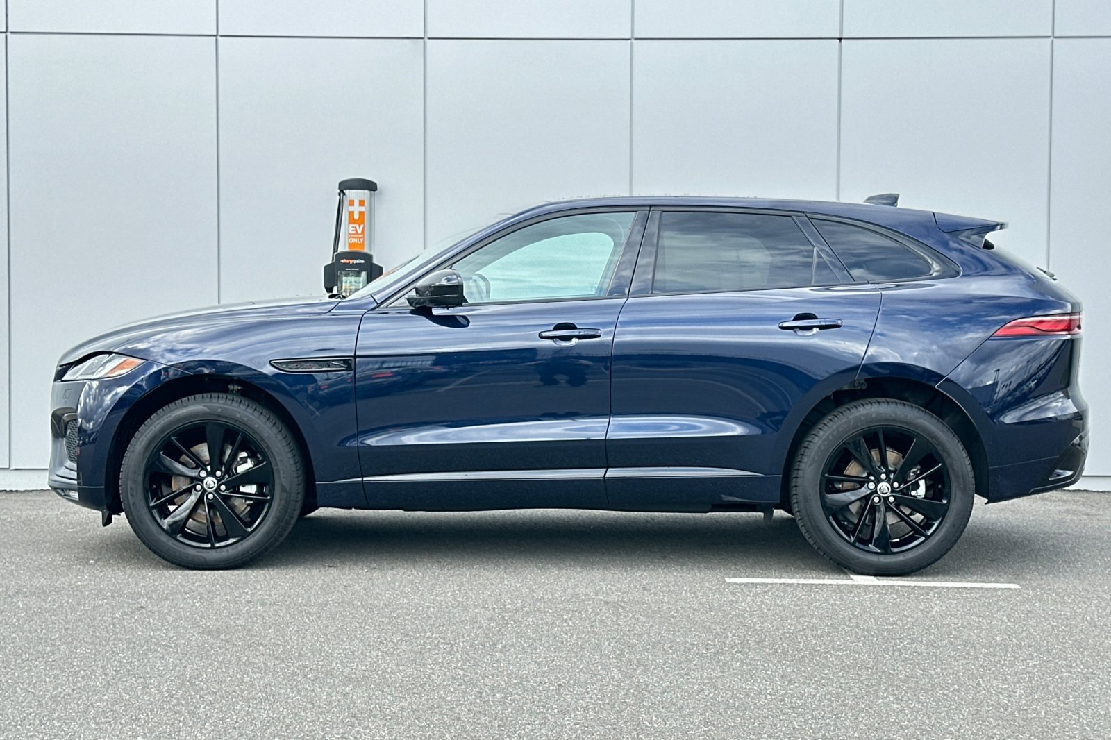 Used 2025 Jaguar F-PACE R-Dynamic S image 2