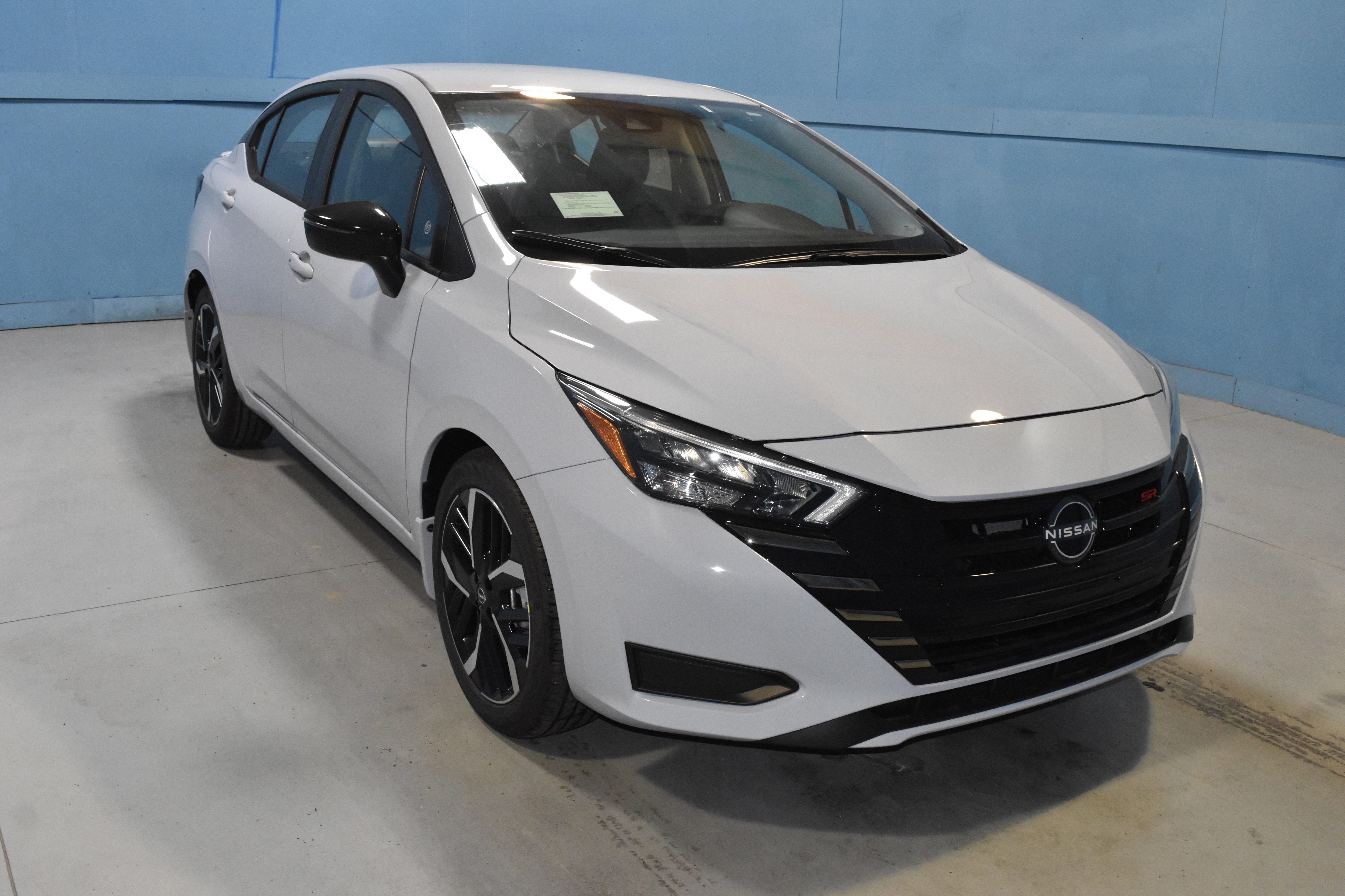 New 2025 Nissan Versa SR w/ Trunk Package