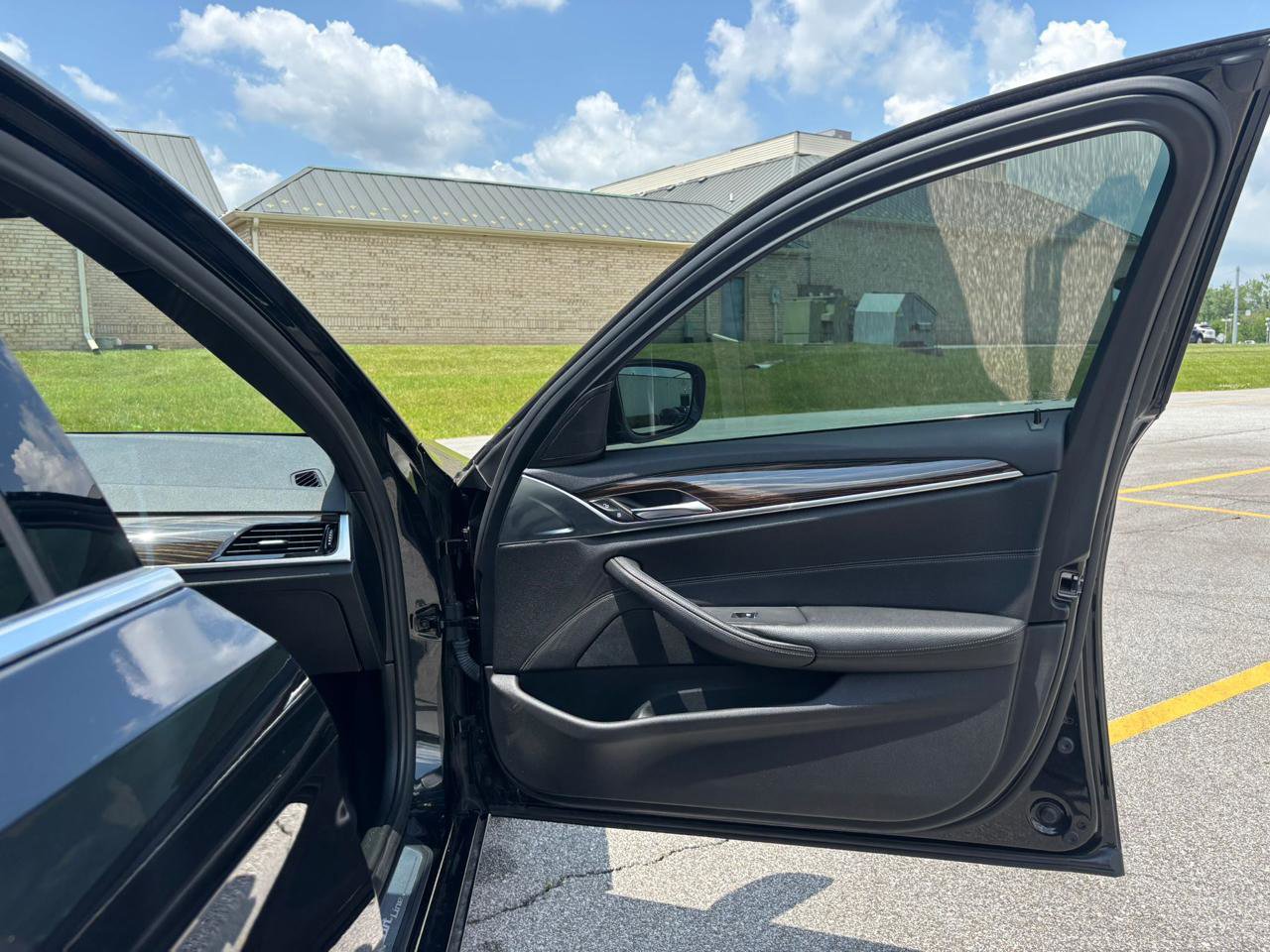 Used 2019 BMW 530i xDrive w/ Convenience Package AWD/4WD image 17