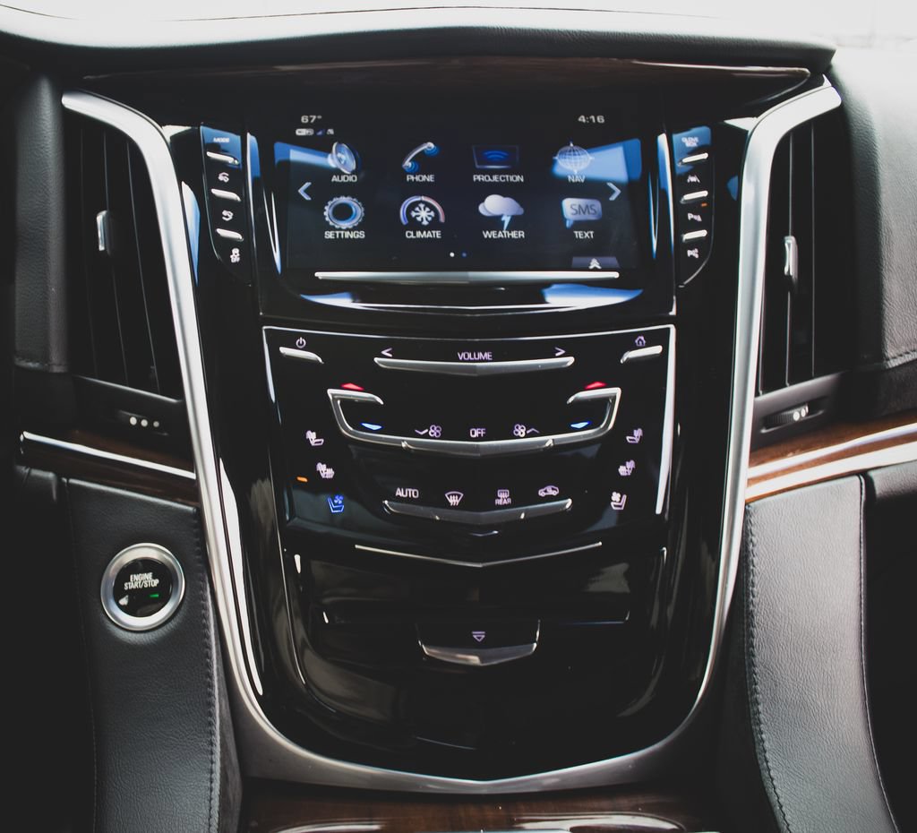 Used 2018 Cadillac Escalade Luxury AWD/4WD image 19