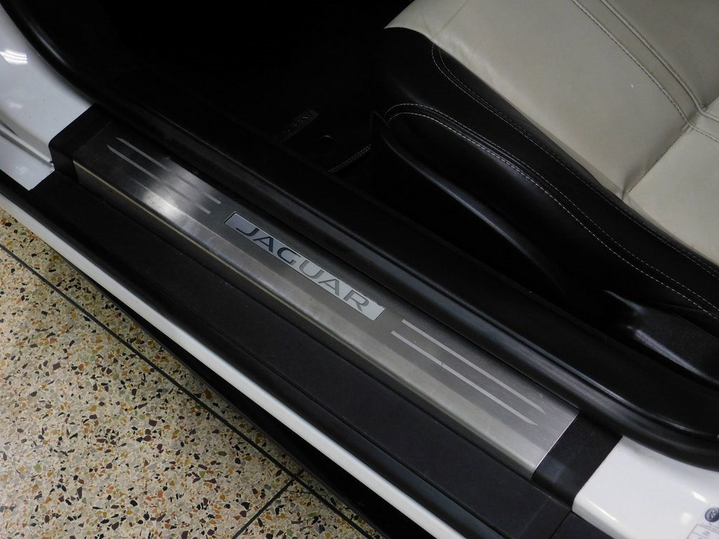 Used 2015 Jaguar F-TYPE R image 38