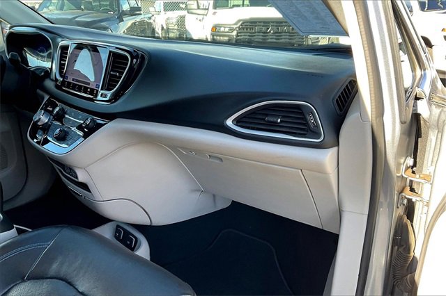 Used 2021 Chrysler Pacifica Touring-L image 16