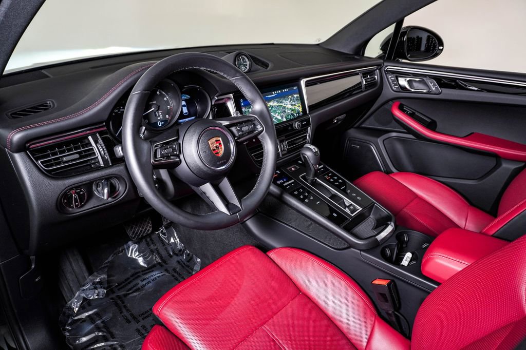 Certified 2025 Porsche Macan image 4